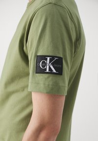 Calvin Klein Jeans BADGE REGULAR TEE - Basic póló - dark juniper
