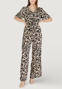 Mono de estampado de leopardo con cintura ajustable, mangas cortas y piernas anchas, que presenta una mezcla de colores beis, negro y marrón.