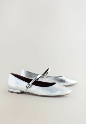 Hopeakeltaiset ballerinat, joissa on kapea kärki, nilkkaremmi ja pieni suorakulmainen solki; sileä pinta ja matala korko.