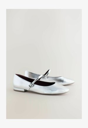 Sølvmetallic ballet flats med spids toe, ankelrem og lille rektangulær spænde; glat tekstur og lav hæl.