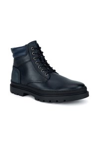 Námornické kožené kotníkové boty s texturovaným povrchem, šesti kovovými oky, polstrovaným límcem a robustní černou podrážkou.