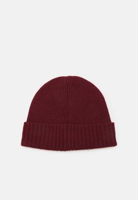 Bordeaux gebreide beanie met een ribbelstructuur en een opgerolde rand. Zacht wolblendmateriaal, ronde bovenkant, geschikt voor koud weer.