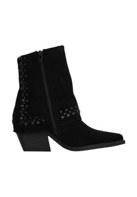 Botines de ante negros con punta afilada, que presentan una cremallera lateral y acentos de tachuelas a lo largo del lado exterior. Tacón cuadrado.