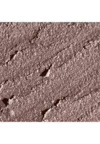 Polvo suelto en un tono marrón cálido con una superficie finamente texturizada y un brillo sutil. Presenta líneas irregulares y ásperas y una calidad ligeramente reflectante.