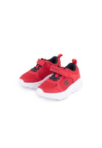 Scarpe sportive rosse realizzate in mesh e materiale sintetico, dotate di una fascia in velcro, con accenti in blu navy a contrasto e suola bianca.
