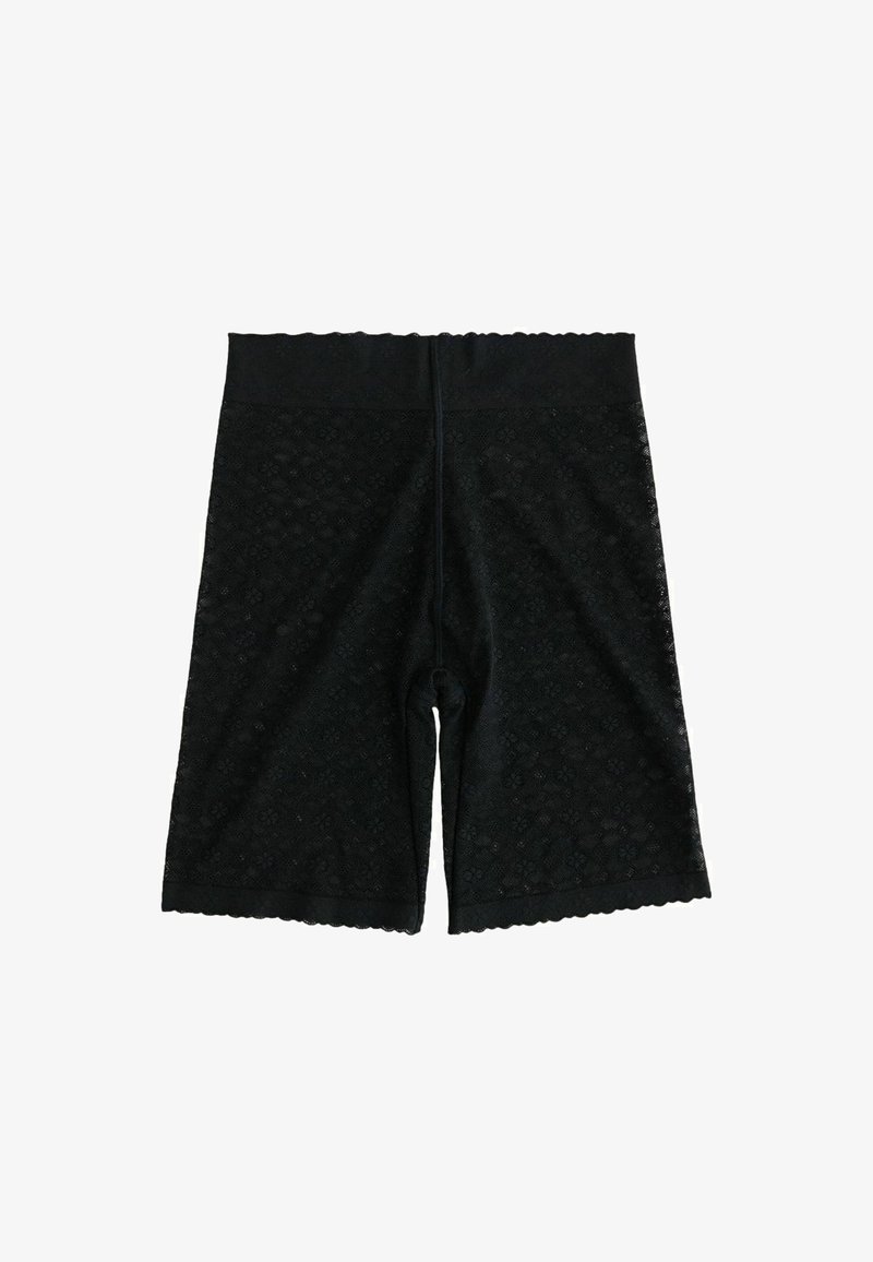 Juodos nėriniuotos šortai, pasiekiantys vidurinę šlaunies dalį, su gėlių raštu ir banguotais kraštais, sukurti prigludusiam siluetui ir aukštai juosmeniui.