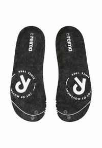 Plantillas de fieltro negro con texto blanco. Presentan un logo circular y acentos de diseño. Talla 32 etiquetada en la parte superior. Textura suave, forma delgada.