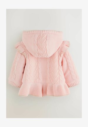 Roza pletena kapuca s kablovim vzorcem, rebrastim robom in nagajivimi detajli. Mehka tekstura in dolgi rokavi.