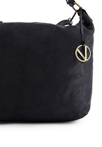 Sort struktureret lædertaske med en rund form, der har et guldtonet logo-charms og en aftagelig rem for alsidige bære muligheder.