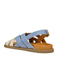 Sandalen met banden, voorzien van in elkaar geweven blauw, crème en tan faux leer, met een gevoerde tan voetbed en een gouden gesp voor aanpassing.