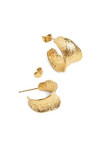 Pendientes de aro en tono dorado con un diseño texturizado y ondulado. Presentan un acabado pulido e incluyen un pequeño pendiente a juego.