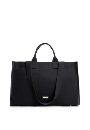 Zwarte rechthoekige tas met korte en lange handvatten, gestructureerd ontwerp en een klein metalen merkembleem aan de voorkant in het midden.