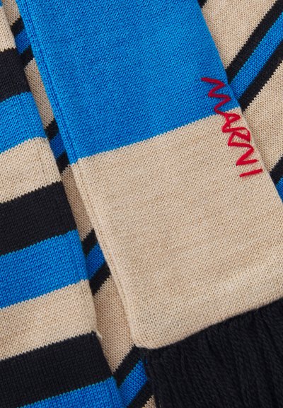 Strickschal mit abwechselnden Streifen in Blau, Beige und Schwarz. Rotes gesticktes "Marni"-Logo an einem Ende. Weiche Textur, rechteckige Form.