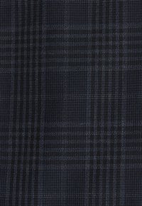 Marineblaues Karostoffmuster mit feinen Kästchen, das eine glatte Textur und subtile Farbnuancen aufweist und ein strukturiertes Erscheinungsbild schafft.