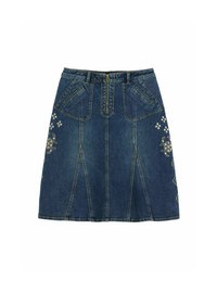 Gonna di jeans di un blu scuro con vita aderente, due tasche angolate, ricami floreali decorativi sui lati e silhouette svasata.
