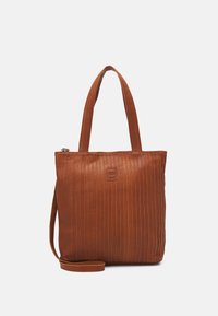 Hnědá kožená taška tote s vertikální žebrovanou texturou, dvojitými krátkými uchy a odnímatelným popruhem. Horní zapínání na zip s jemným detailem loga.