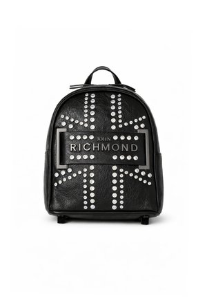 Zaino in pelle nera con decorazioni in borchie d'argento a forma di Union Jack e targhetta con il nome "John Richmond" sul davanti.