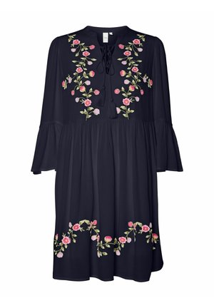 Mörkblå klänning med blommig broderi i rosa och grönt, med hög halsringning, fransdetaljer och trumpetärmar. Utställd silhuett.