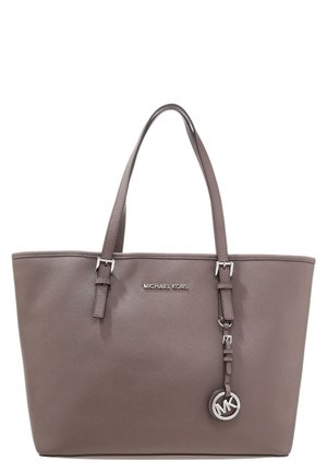 Torba typu tote w kolorze taupe marki Michael Kors z podwójnymi paskami na ramię i okrągłym zawieszką z logo MK wiszącą na jednym z pasków.