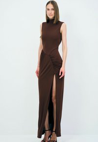 adL SLEEVELESS - Vestito lungo - brown