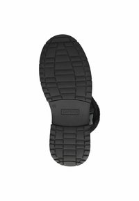 Sole in gomma nera con un motivo a trama testurizzata per una buona aderenza, caratterizzata da un inserto liscio timbrato con "CAPRICE" al centro.