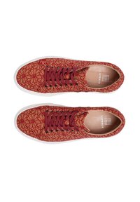 Rode sneakers met een patroontje, gemaakt van een textiel bovenwerk, ronde neus en witte rubberen zolen. Voorzien van bordeauxrode veters en metalen oogjes.