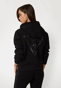 Guess DREIECKLOGO - Felpa con zip - schwarz
