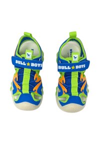 Scarpe da ginnastica blu e verdi con dettagli arancioni, tomaia in mesh, cinturino regolabile con logo "BULL★BOYS", suole arrotondate e design aperto.
