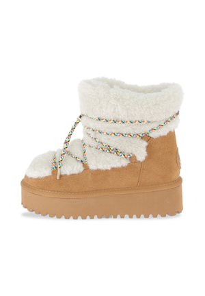 Botas de ante en tono beige con parte superior de piel sintética color crema. Presentan cordones trenzados multicolores y una suela de goma gruesa y texturizada para mayor tracción.
