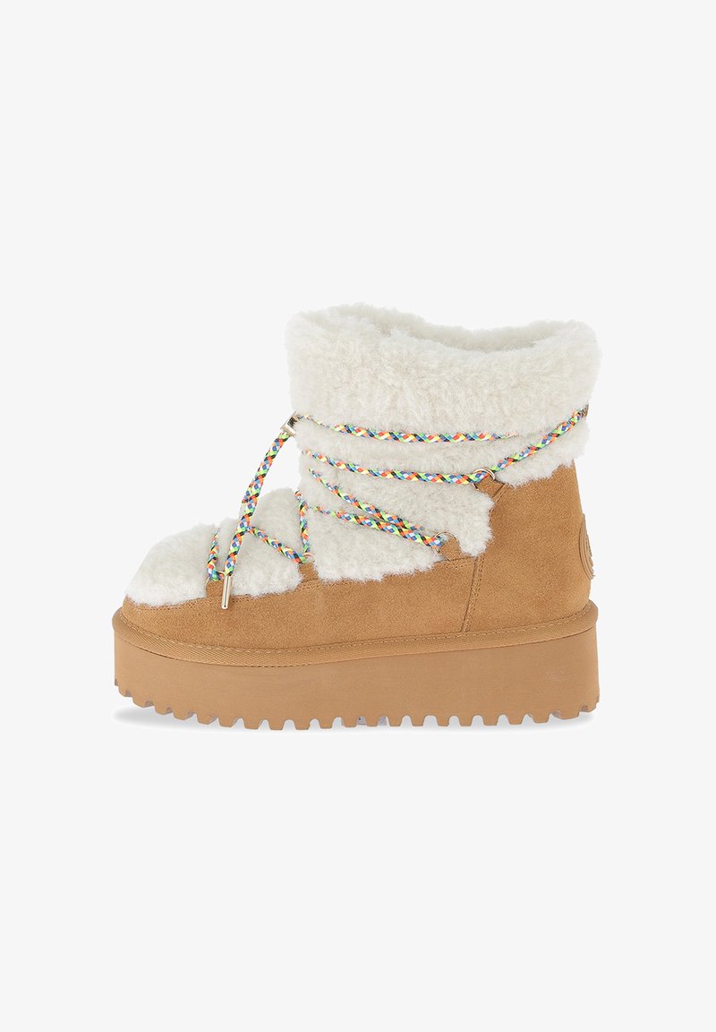 Botas de ante en tono beige con parte superior de piel sintética color crema. Presentan cordones trenzados multicolores y una suela de goma gruesa y texturizada para mayor tracción.