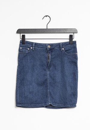 Ciemnoniebieska spódnica dżinsowa z przednim zamkiem błyskawicznym i zapięciem na guzik, z pięcioma kieszeniami i prostym krojem, wisząca na czarnej wieszaku.
