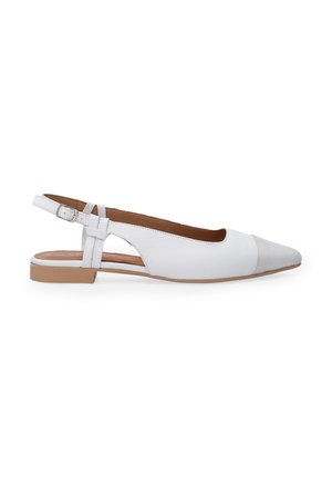 Bílé kožené slingback baleríny s kulatou špičkou a světle šedým špičkovým detailem. Nastavitelný pásek a plochý, přírodně zbarvený podpatek.