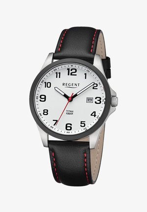 Montre analogique avec cadran blanc, chiffres noirs, aiguilles des heures et des minutes noires, aiguille des secondes rouge, fenêtre de date, et bracelet en cuir noir avec surpiqûres rouges.