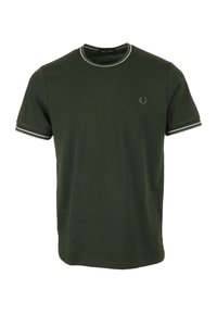 T-shirt in cotone verde scuro con scollatura rotonda, strisce di accento grigie sulle maniche e sul colletto, e un piccolo emblema sul petto.