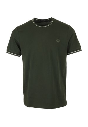 T-shirt en coton vert foncé avec un col rond, rayures grises sur les manches et le col, et un petit emblème sur la poitrine.