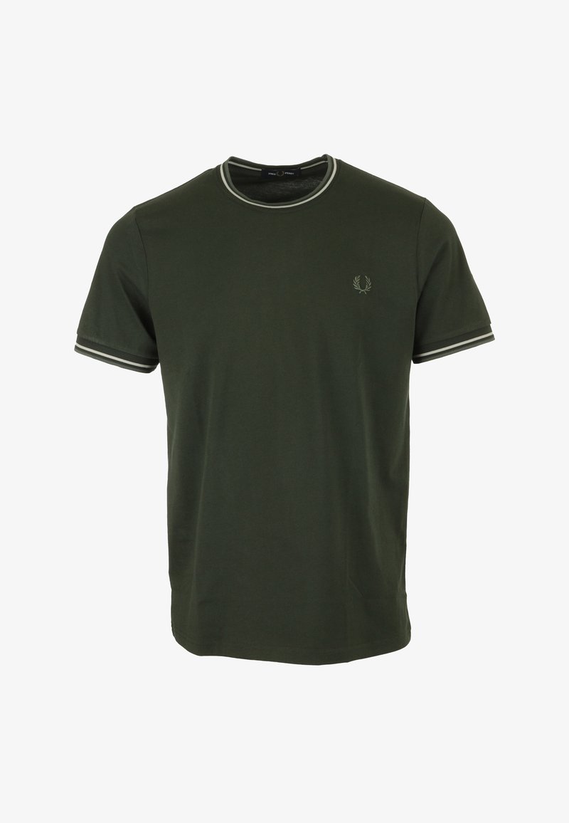 T-shirt in cotone verde scuro con scollatura rotonda, strisce di accento grigie sulle maniche e sul colletto, e un piccolo emblema sul petto.