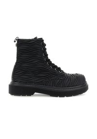 Bota negra con cordones y diseño ondulado texturizado en la parte superior, con suela gruesa y acanalada, vista de lado sobre un fondo blanco.