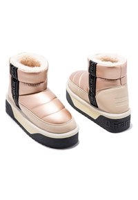 Botas de tobillo acolchadas en material sintético color dorado rosa con forro de piel sintética. Presenta acentos de marca en negro y una suela robusta en blanco y negro.