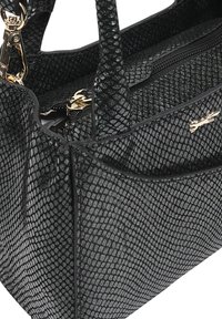 Sac à main noir texturé avec un motif de peau de reptile, accents en métal doré et doubles bretelles. Comprend un compartiment principal zippé.