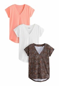 Tre V-hals t-shirts: en koralfarvet, en hvid og en mønstret i brune, blå og orange geometriske designs. Korte ærmer, afslappet pasform.