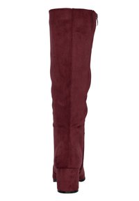 Botas burdeos hasta la rodilla hechas de un material suave similar al ante, con un cierre lateral y un tacón grueso para mayor estabilidad.