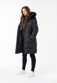 CLOSURE London LONGLINE PUFFER WITH FUR HOOD - Zimní kabát - black