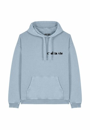 Lichtblauwe hoodie met een voorkantzak en een zwart "c’est la vie" tekstontwerp. Gemaakt van zacht materiaal met ribbels aan de manchetten en onderkant.