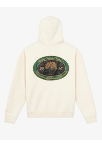 Roomkleurige hoodie met een groot, geborduurd groen-zwart ovaal ontwerp op de achterkant met boomgrafiek, tekst en het jaar 2013.