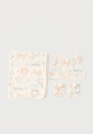 Păturică moale albă pentru bebeluși, șapcă cu urechi și mănuși, toate având imprimeuri colorate cu animale, inclusiv lei, girafe, țestoase și elefanți.