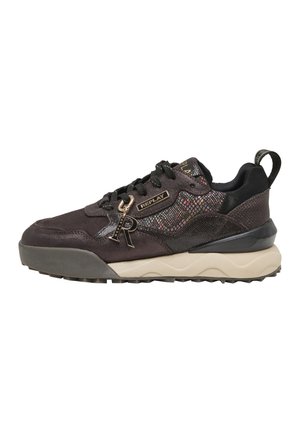 Mørkebrun sneaker med flerfarvede strukturerede sidepaneler, sorte snørebånd, beige sål og en metalcharme med bogstavet R på snørebåndsområdet.