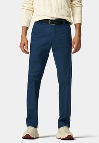 Navyblauwe katoenen broek met een slim fit, gecombineerd met een gevlochten zwarte riem en lichtgekleurde schoenen, met een gladde textuur en minimale details.