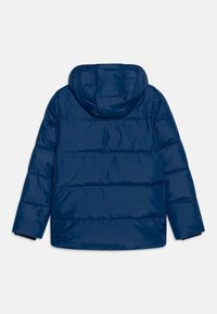 Námořnická puffer bunda s kapucí, horizontálním prošíváním, hladkým povrchem a elastickými manžetami pro bezpečné uchycení.