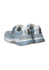 Lichtblauwe sneakers met een mix van suede en mesh materialen, zilveren accenten, een gepolsterde kraag en een dikke witte en blauwe zool.