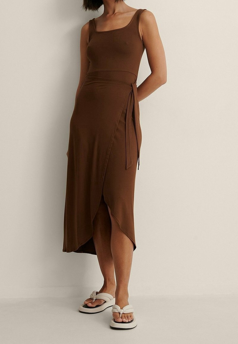 NA-KD Robe longue - brown